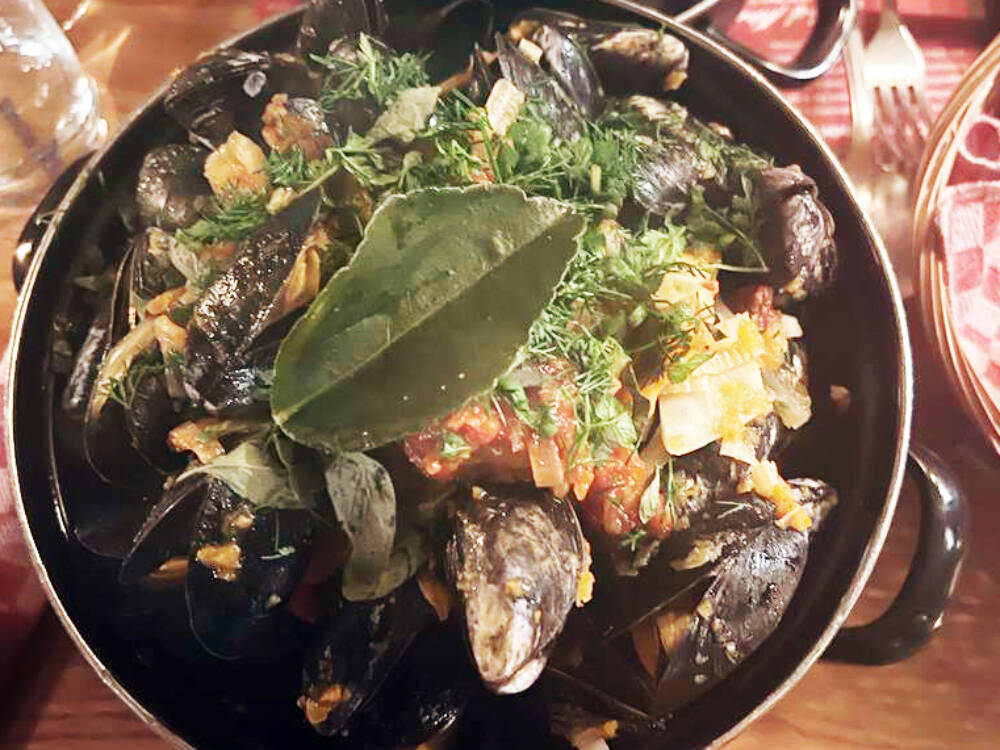 Miesmuscheln auf Möhren-Sellerie-Gemüse-Sud / ©Szene Hamburg