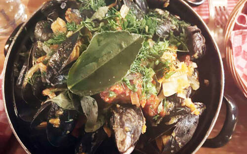 Miesmuscheln auf Möhren-Sellerie-Gemüse-Sud / ©Szene Hamburg