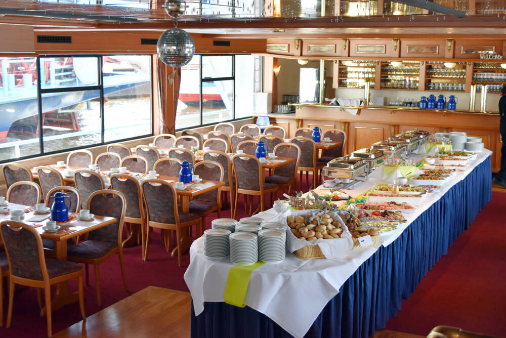 Mit der Elbreederei Rainer Abicht geht es auf Osterbrunchfahrt auf der Elbe / ©Elbreederei Rainer Abicht