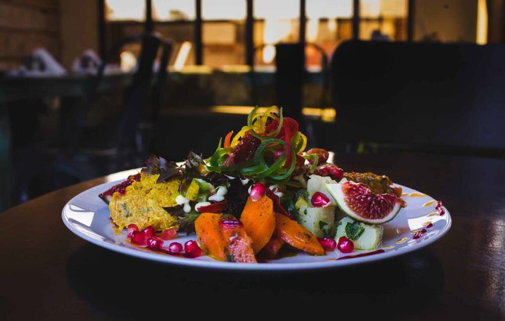 Mit frischem, mariniertem Gemüse, Soße und Salat gibt’s Falafel auch als Falafelteller / ©unsplash/Louis Hansel