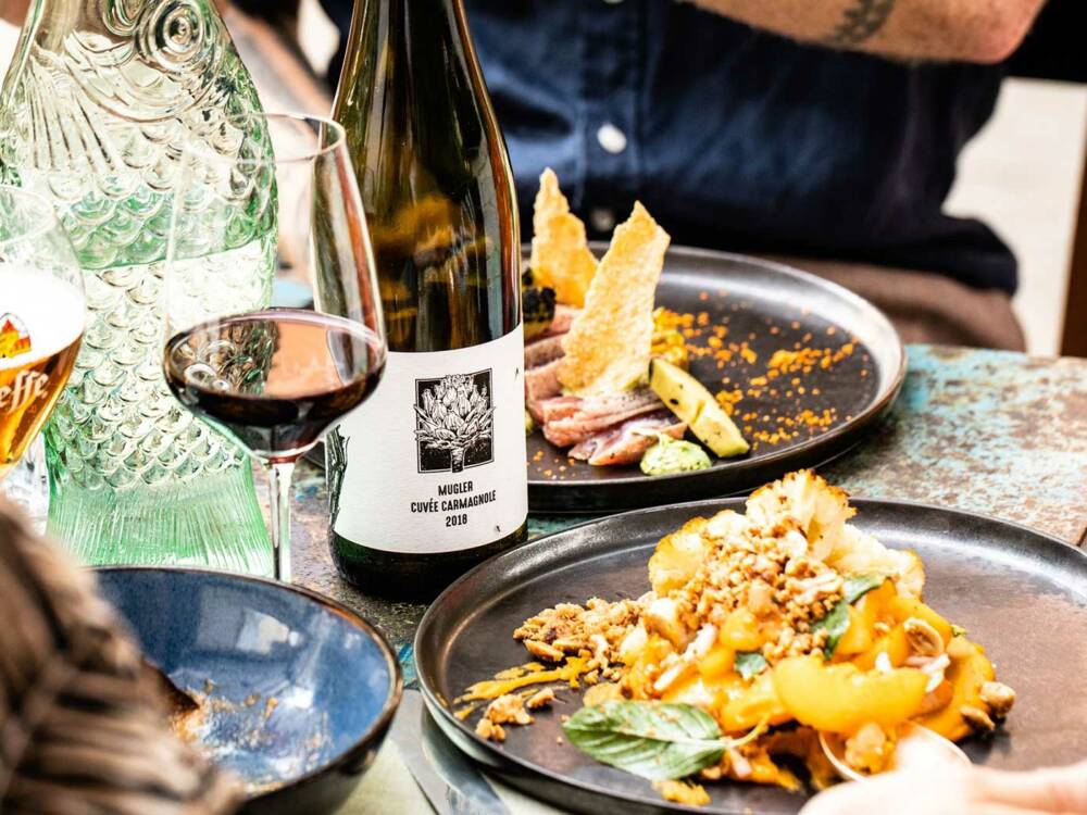 Mundender Mugler Cuvée Carmagnole, Jahrgang 2018, als vorzüglicher Begleiter zu den exquisiten Speisen im Bistro Carmagnole / ©Michael Benett