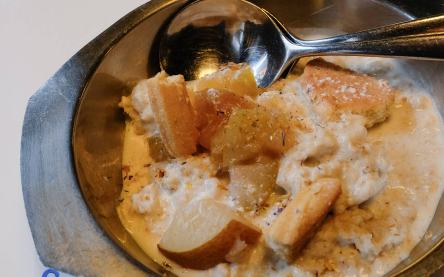 Overnight Oats Koldskål-Style wird von Kim Duong serviert / ©Johanna Sprave