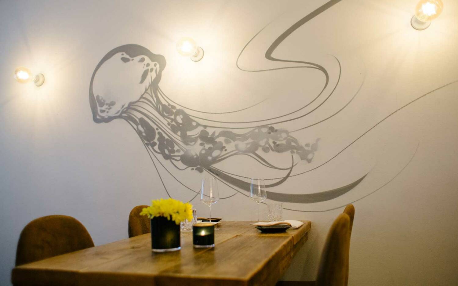 Passend zum Namen wird die Wand im Gastraum von einer großen Qualle geziert / ©Jellyfish