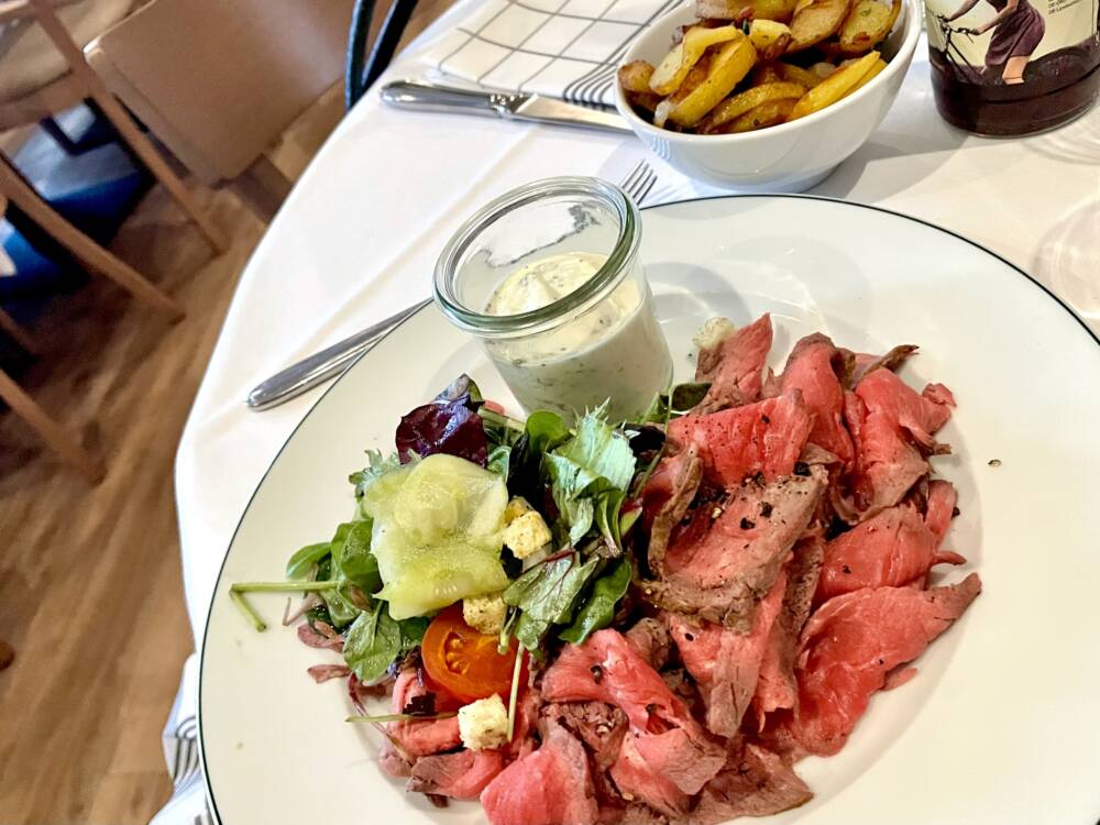 Perfekt rosa gebratenes Roastbeef mit Salat und Remoulade – großzügige Portionen, die einen vollen Genussmoment kreieren / ©Foodbild