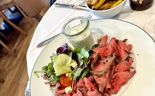Perfekt rosa gebratenes Roastbeef mit Salat und Remoulade – großzügige Portionen, die einen vollen Genussmoment kreieren / ©Foodbild