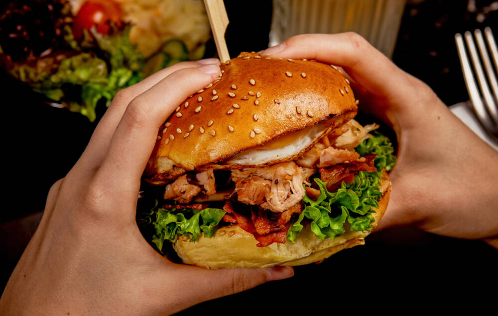 Pulled Chicken landet gern neben Bacon, frischem Salat und Spiegelei zwischen den Brötchenhälften / ©Marc Sill
