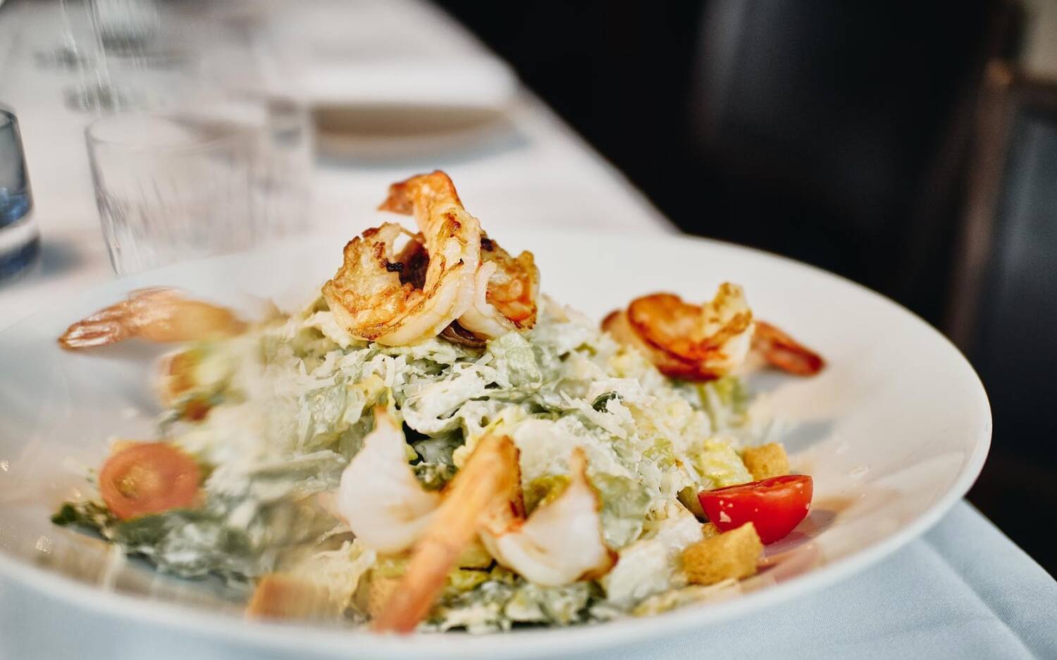 Saftiges Ceaser Dressing mit gebratenen Gambas auf crunchy Salat –  eine leckere Variation / ©P&P Unternehmensgruppe