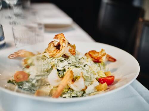 Saftiges Ceaser Dressing mit gebratenen Gambas auf crunchy Salat –  eine leckere Variation / ©P&P Unternehmensgruppe