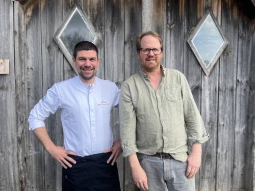 Sebastian Junge und Henning Beeken laden am 1. Mai und 21. Juni auf den Hof Eggers / ©Bergedorfer Zeitung