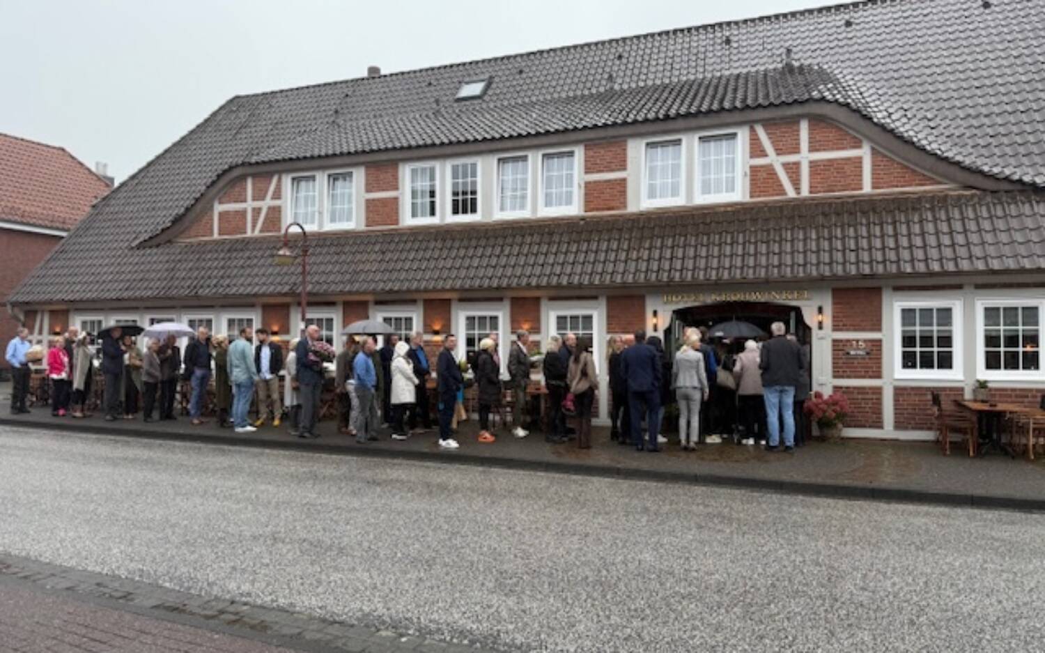 Seit der großen Renovierung im September 2025 ist das Krohwinkel begehrt wie eh und je: Hier kann man speisen, kegeln und die Kinder in einer liebevoll gestalteten Spiel-Lounge beschäftigen, während Mama, Papa und Großeltern entspannt die Heimatküche genießen / ©Franziska Becker 