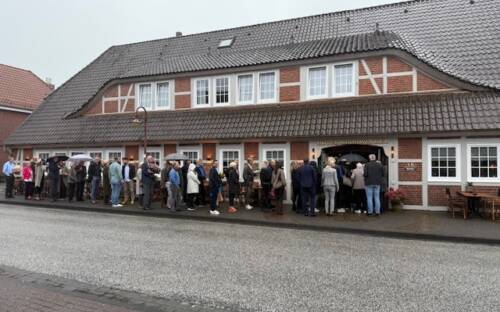 Seit der großen Renovierung im September 2025 ist das Krohwinkel begehrt wie eh und je: Hier kann man speisen, kegeln und die Kinder in einer liebevoll gestalteten Spiel-Lounge beschäftigen, während Mama, Papa und Großeltern entspannt die Heimatküche genießen / ©Franziska Becker 