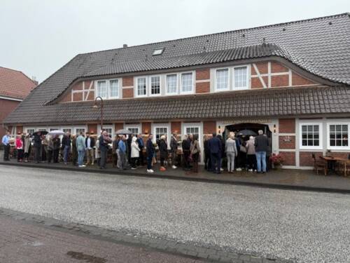 Seit der großen Renovierung im September 2025 ist das Krohwinkel begehrt wie eh und je: Hier kann man speisen, kegeln und die Kinder in einer liebevoll gestalteten Spiel-Lounge beschäftigen, während Mama, Papa und Großeltern entspannt die Heimatküche genießen / ©Franziska Becker 