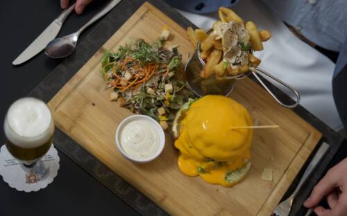 Seit März letzten Jahres ist das Pfeiffers in Lemsahl-Mellingstedt zu Hause, und seitdem überzeugt es nicht nur mit kostenlosem Shuttleservice, sondern auch mit Aromen, umami und Stil / ©Das Pfeiffers