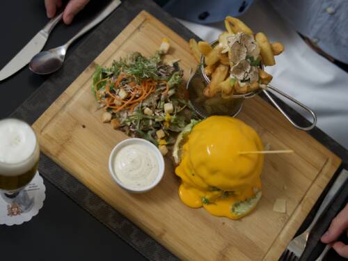 Seit März letzten Jahres ist das Pfeiffers in Lemsahl-Mellingstedt zu Hause, und seitdem überzeugt es nicht nur mit kostenlosem Shuttleservice, sondern auch mit Aromen, umami und Stil / ©Das Pfeiffers