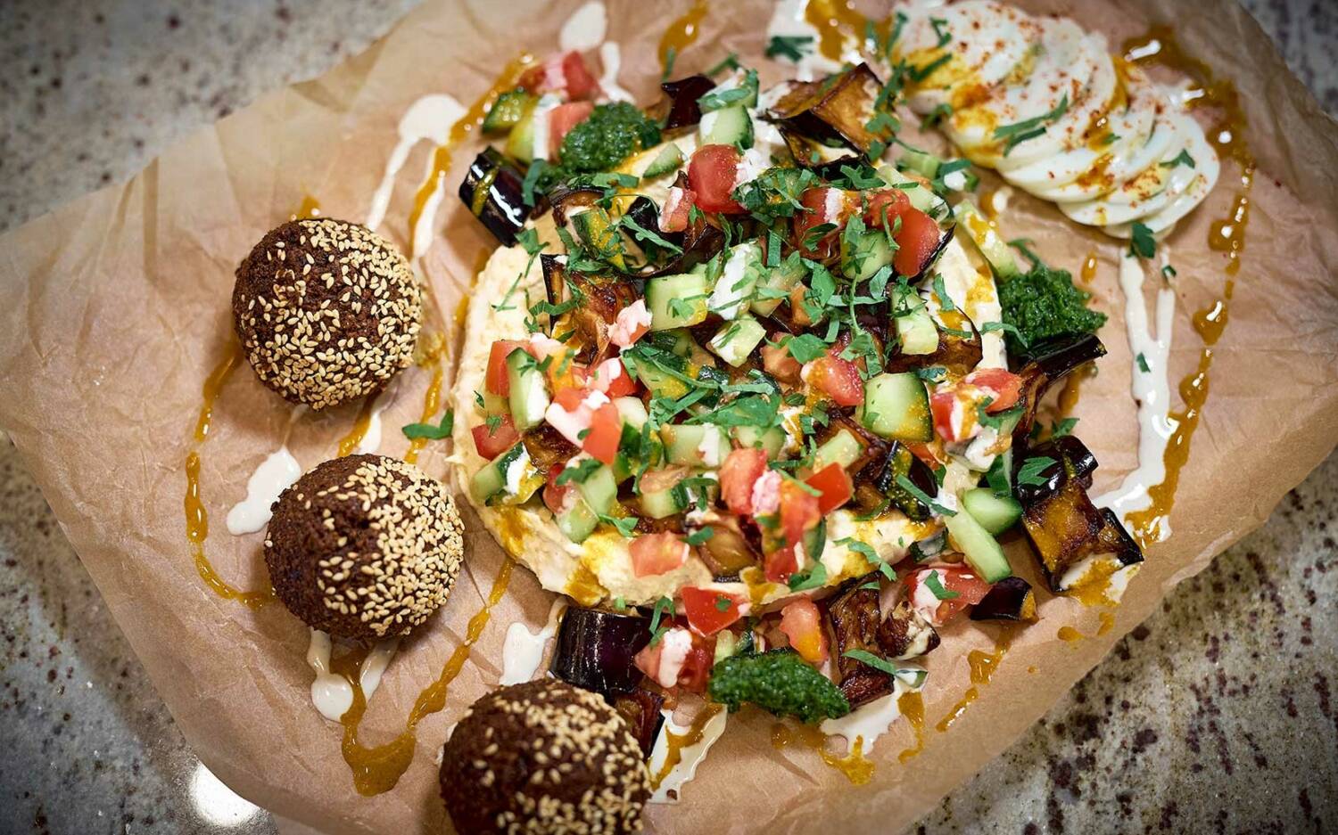 So schmeckt der Orient – außen knusprige, innen saftige Falafeln auf Hummus / ©Marc Sill