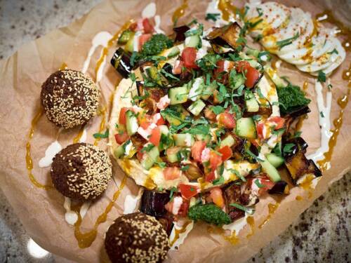 So schmeckt der Orient – außen knusprige, innen saftige Falafeln auf Hummus / ©Marc Sill