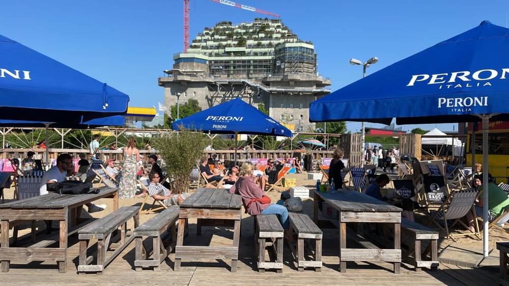 Strandgefühle mitten in Hamburg: Der Karo Beach an der Feldstraße kann für Feiern aller Art gemietet werden / ©Karo Beach