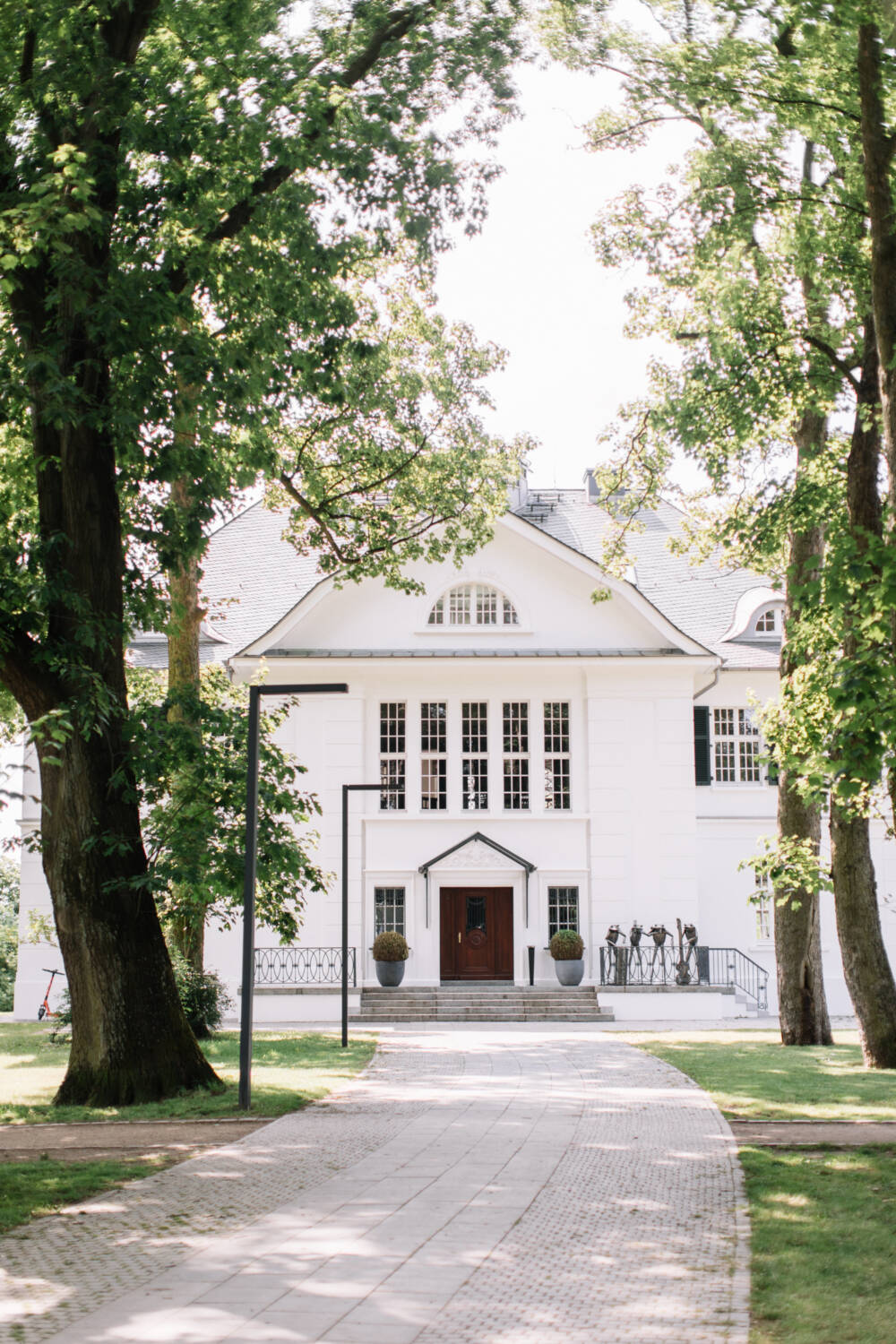 Umgeben von Grün und mit Blick auf die Elbe trumpft die Villa Heine im Heine Park / ©Fabijan Vuksic