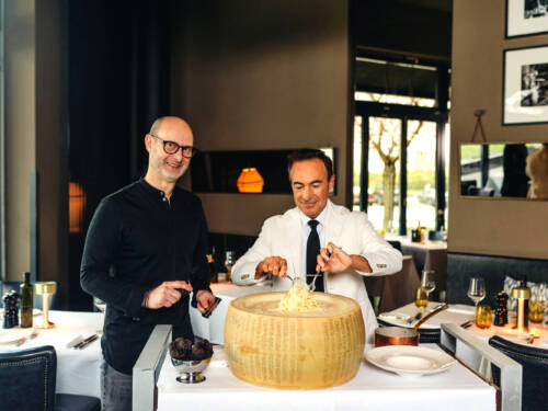 Unter der Leitung von Küchenchef Holger Schweizer werden Nudeln im Parmesanlaib serviert, ein beeindruckender Moment, wenn sie frisch vor den Augen zubereitet werden / ©DaCaio