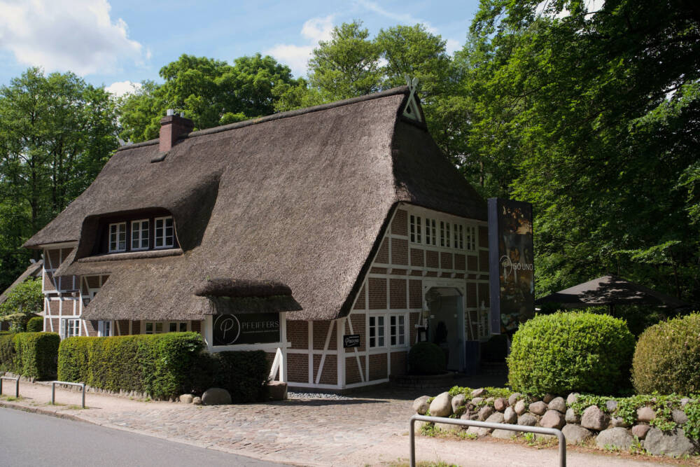 Urig: Das Piso Uno befindet sich in der ersten Etage eines alten Reetdachhauses / ©Das Pfeiffers