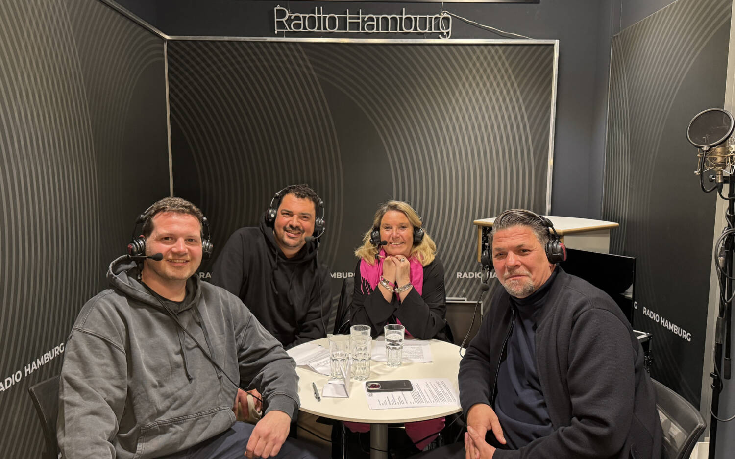 Valentin Broer und Vena Steinkönig sprechen in der aktuellen Folge mit Tanya Kumst und Tim Mälzer / ©