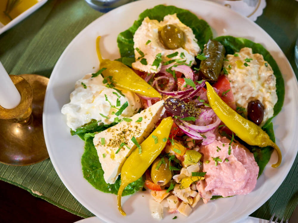 Wer griechisch sucht, findet es in der Taverna Elia in Ottensen. Die griechischen Antipasti überzeugen unter anderem mit reisgefüllten Weinblättern sowie eingelegten Peperoni / ©Marc Sill