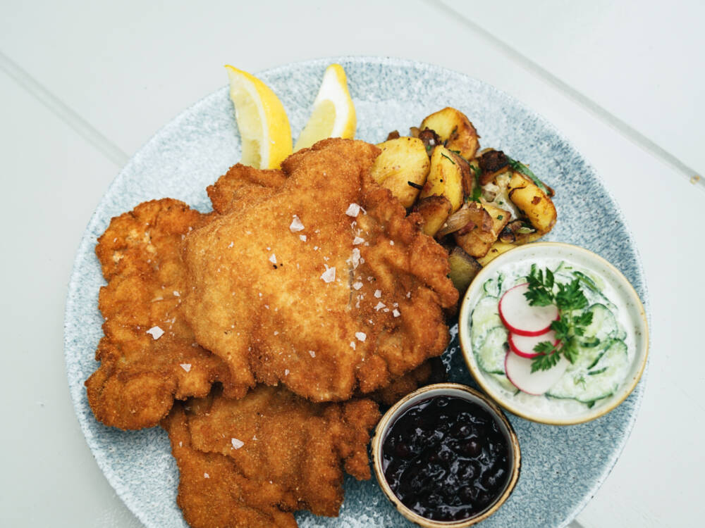 Wer richtig Appetit hat, greift zum berüchtigtem Kraftwerk-Schnitzel: saftig, groß und mit hervorragenden Beilagen  / ©Küchenfreunde Kraftwerk