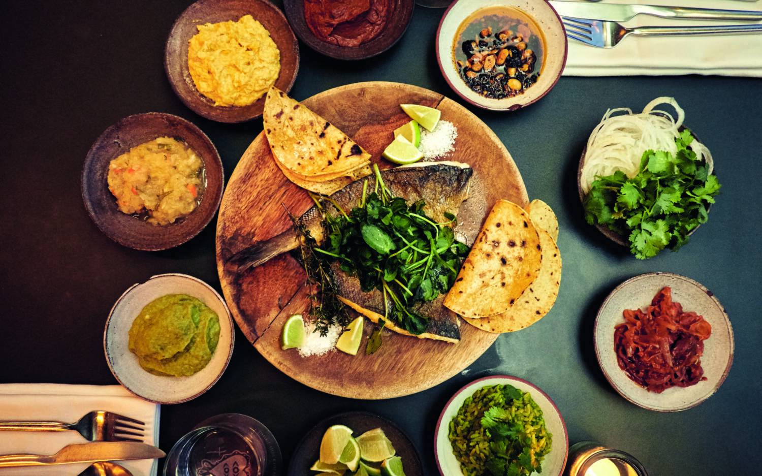 Wer verlässlich gut essen möchte, ist hier richtig! Auf St. Pauli kann man sich die Tacos frisch selbst belegen. / ©Philipp Schmidt