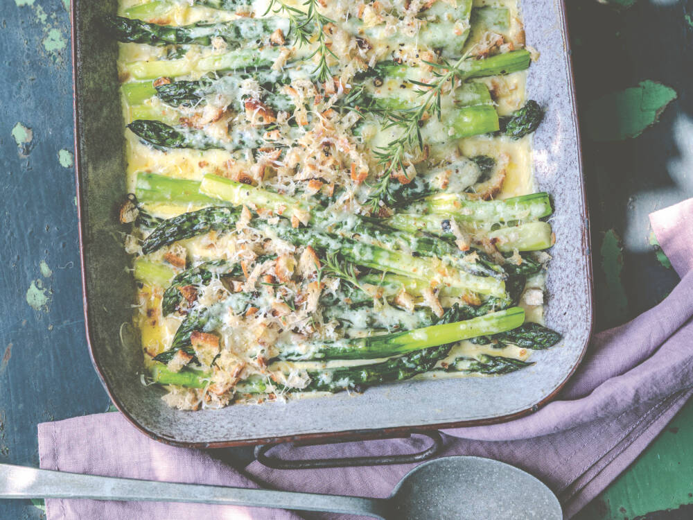 Wie wäre es zum Start in die Spargelsaison mit diesem Spargelgratin aus Anne-Katrin Webers neuestem Kochbuch? /AT Verlag/Wolfgang Schardt