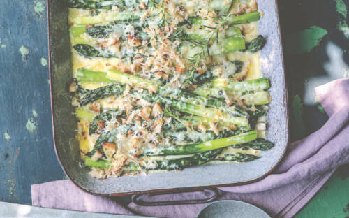 Wie wäre es zum Start in die Spargelsaison mit diesem Spargelgratin aus Anne-Katrin Webers neuestem Kochbuch? /AT Verlag/Wolfgang Schardt