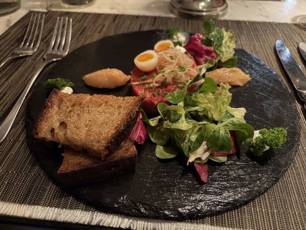 Zum Einstimmen aufs Menü gibt es vorweg ein Beef-Tatar, Wachtelei und Gaues-Brot / ©Michael Hein