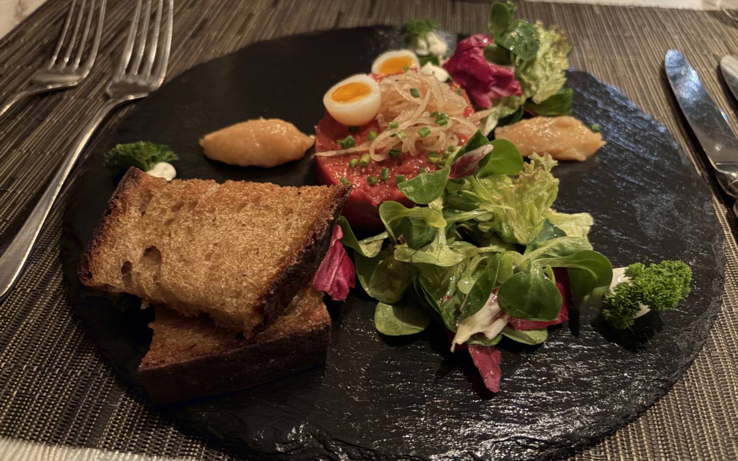 Zum Einstimmen aufs Menü gibt es vorweg ein Beef-Tatar, Wachtelei und Gaues-Brot / ©Michael Hein