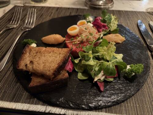 Zum Einstimmen aufs Menü gibt es vorweg ein Beef-Tatar, Wachtelei und Gaues-Brot / ©Michael Hein