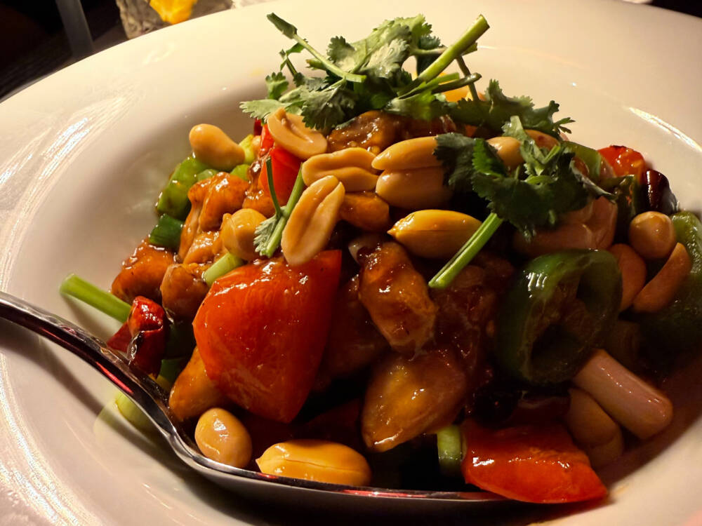 Zum Weinen herrlich: Unserem Kolumnisten treibt das Signature Dish Gong Bao die Tränen in die Augen / ©Stevan Paul