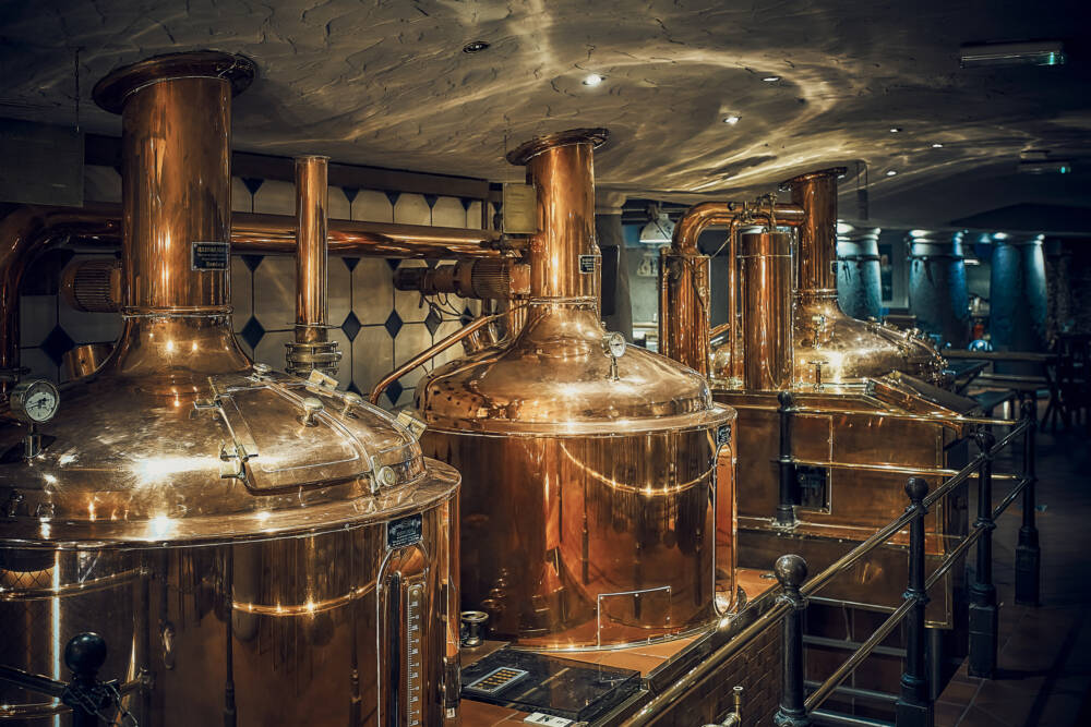 Zwischen alten Bierkesseln feiern, klönen, gutgehen lassen: Die Gröninger Privatbrauerei ist eine urige Eventlocation in Hamburg / ©Marc Sill