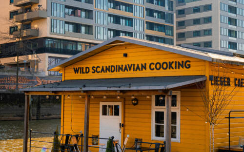 Auf der Elbe gut essen ist in der Hafenstadt eine Seltenheit. Bei Askå – Wild Scandinavian Cooking aber geht das sehr gut / ©visions_by_flo