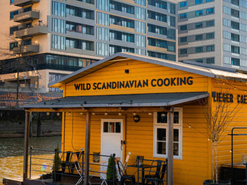 Auf der Elbe gut essen ist in der Hafenstadt eine Seltenheit. Bei Askå – Wild Scandinavian Cooking aber geht das sehr gut / ©visions_by_flo