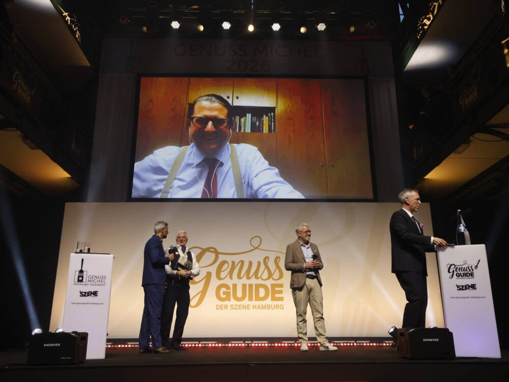 Ausgezeichnet als Beste Bar 2026: Le Lion Betreiber Jörg Meyer, hier online auf der Leinwand bei der Siegerehrung / ©Jan-Rasmus Lippels