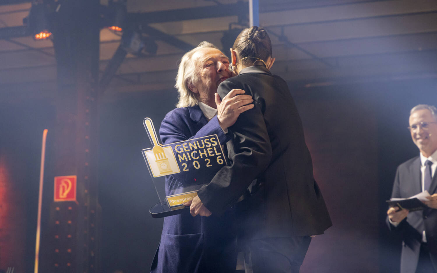 Berührende Worte von Laudatorin Laura Wontorra an ihren Freund und Lebenswerk-Preisträger Herbert Seckler / ©Jan-Rasmus Lippels