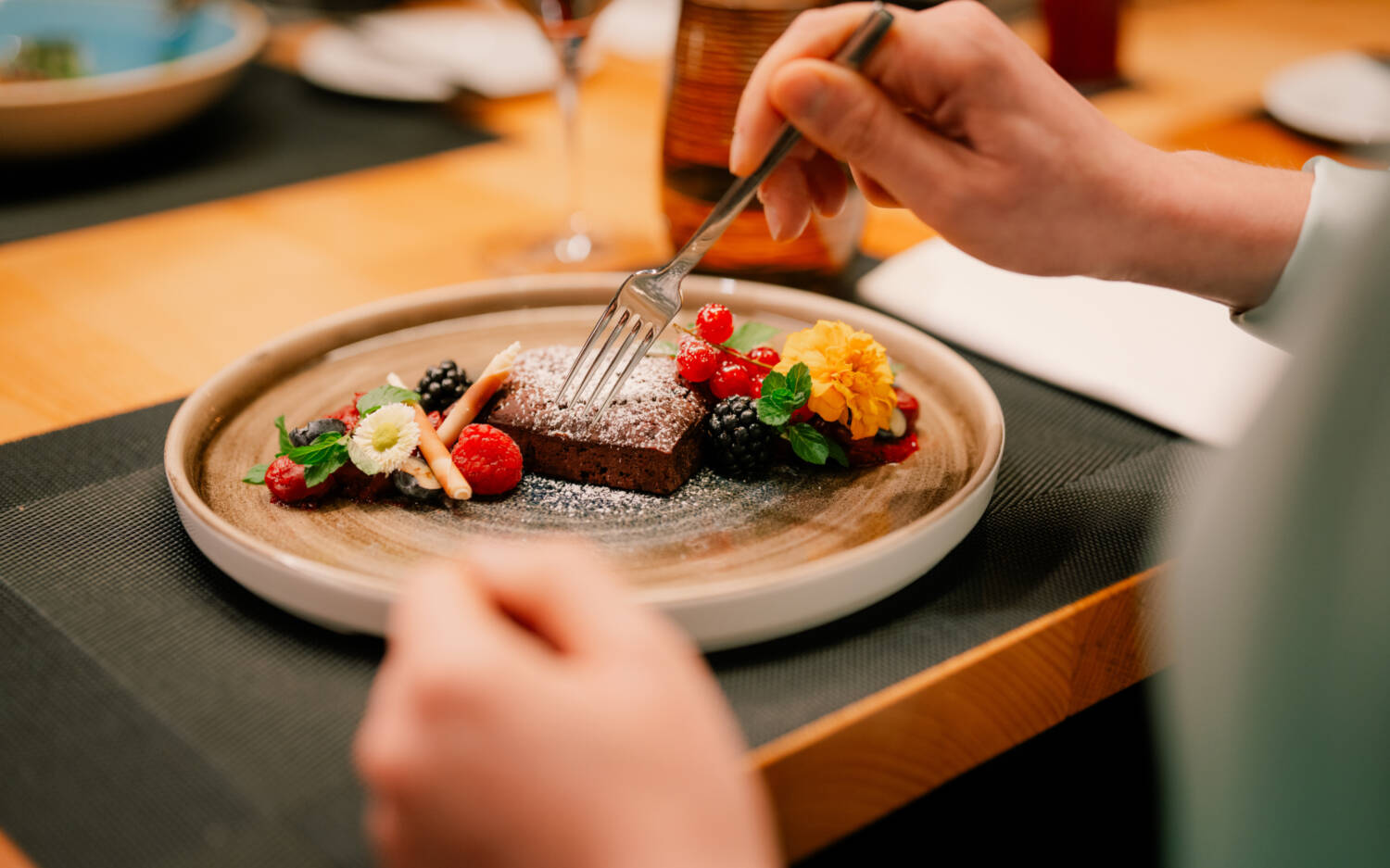 eine Blumenwiese zum Essen mit kleinem Schokokuchen / ©Hamburg Marriott Hotel