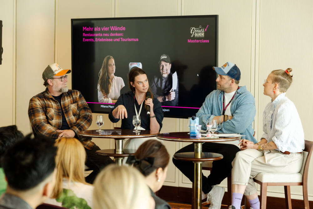 Brian Bojsen, Melina Pfannkuche, Patrick Diehr und Elli Neubert (v. l. n. r.) auf der „Budda bei die Fische“-Bühne  / ©Liza Holiarchuk