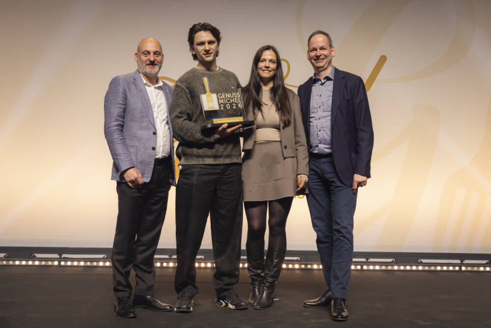 Clément Noel und Lenja Bahlburg sind mit ihrem Ugly Duckling als beste Newcomer ausgezeichnet worden. Laudator Christoph Rüffer (r.) durfte gemeinsam mit Sponsor und Yovite-Gründer Maik Graf den Preis bei der Genuss-Michel-Gala überreichen / ©Jan-Rasmus Lippels