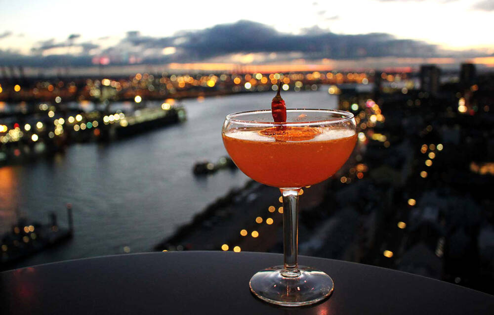 Cocktail-Fans können im 20 Up auf das Lichtermeer in Hamburgs Hafen blicken / ©Skyline Bar 20up
