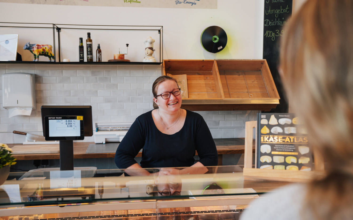 Das Bistro lockt mit allerlei Produkten vom Hof: Käse, Gemüse, Kuchen und mehr / ©Björn Weinbrandt
