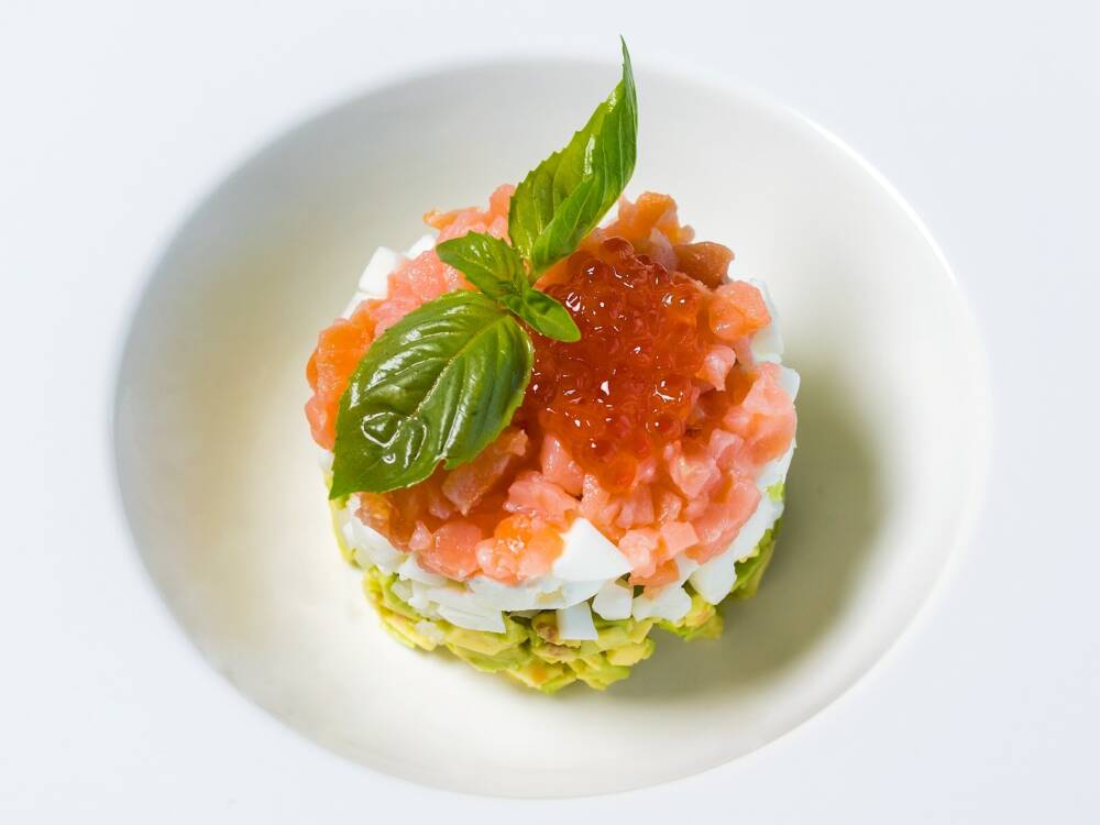 Das Restaurant Brechtmann serviert unter anderem herovrangendes Lachs-Tartar / ©Unsplash / Farhad Ibrahimzade