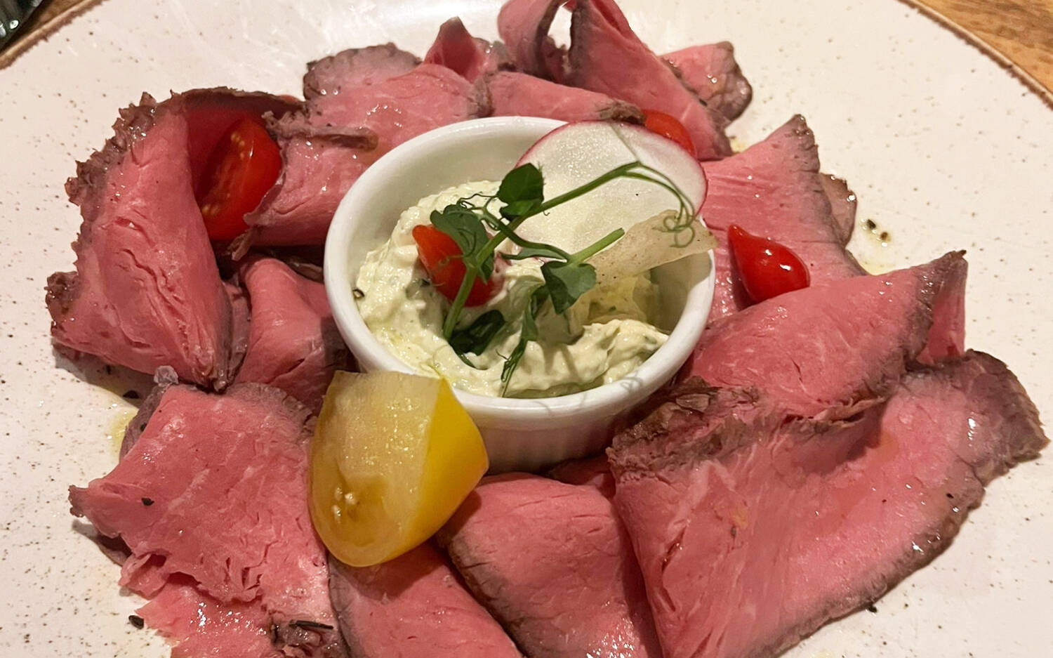 Das rosa Roastbeef vom Husumer Weiderind ist ein Volltreffer / ©Genuss-Guide