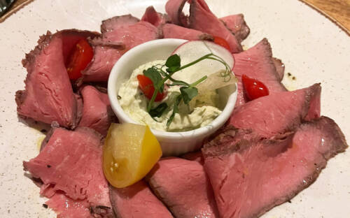 Das rosa Roastbeef vom Husumer Weiderind ist ein Volltreffer / ©Genuss-Guide