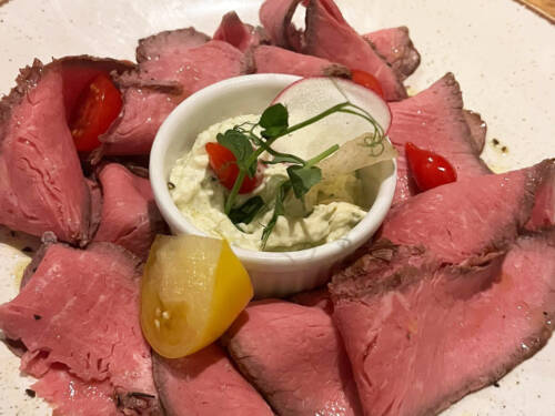 Das rosa Roastbeef vom Husumer Weiderind ist ein Volltreffer / ©Genuss-Guide