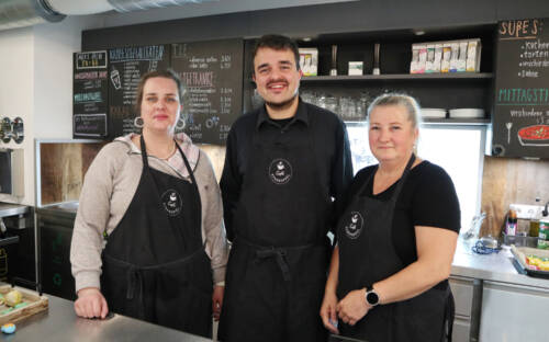 Das Team vom sozialen Café Rennkoppel in Heimfeld: Klientin Nora Geraedts (l.), Caféleiter Sebastian Arjomand und Gruppenleiterin Annette Oral /©Alina Fedorova