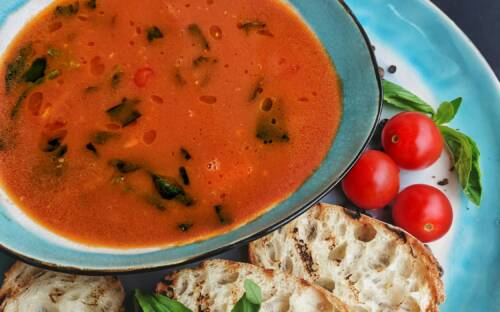 Die Pizzeria Königin in Othmarschen hat nur sonnige-Seiten die glücklich machen, genau wie deren Tomatensuppe / ©Unsplash/Sunorwind 